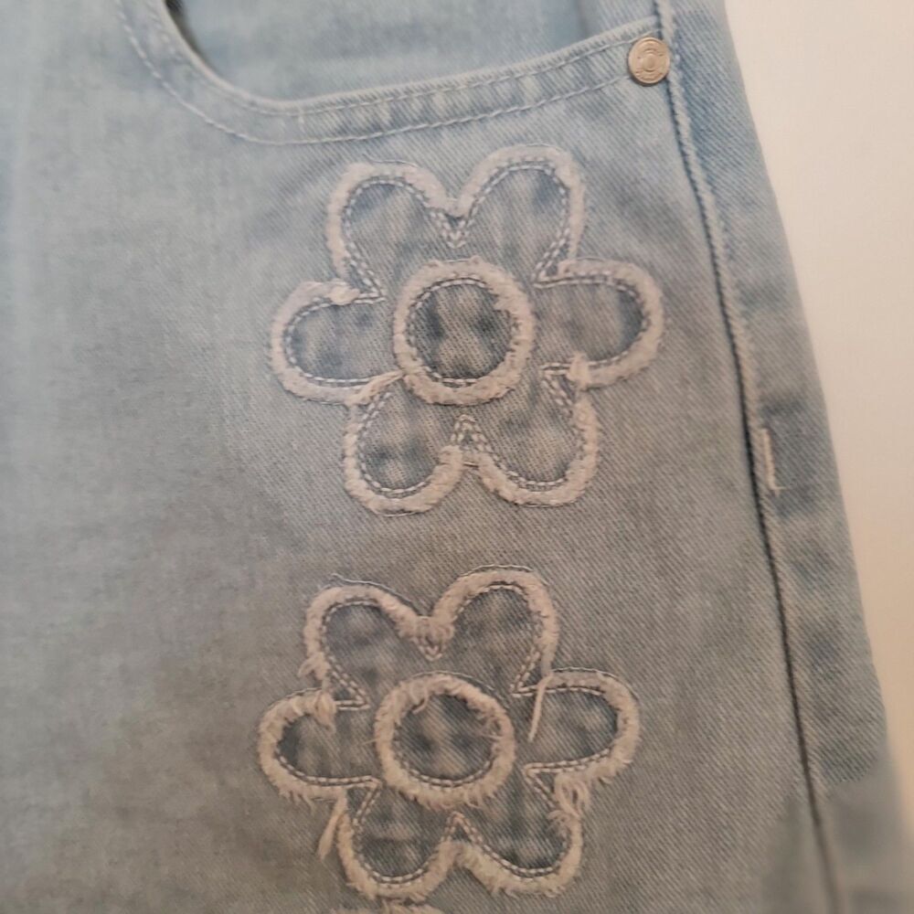 Cali 1850 Light Wash Cut Off Shorts with Embroider Flowers Size 9 - Picture 6 of 6